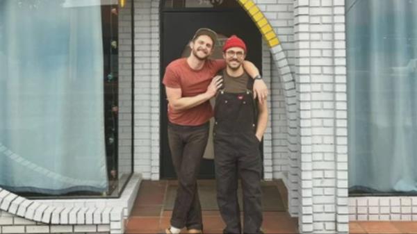 心爱的塔科马百吉饼店在合伙人不幸去世后第一次重新开业