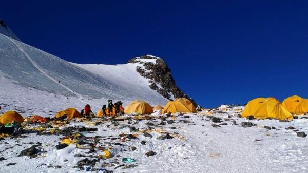 珠穆朗玛峰:登山者需要带便便回大本营